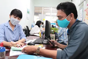 Nhân viên Công ty CP Cấp nước Bến Thành hướng dẫn người dân  thực hiện các thủ tục hành chính