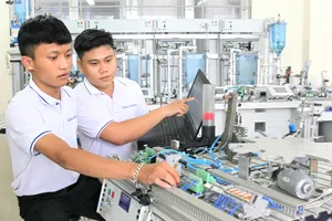 Học viên ngành Cơ điện tử, Trường Trung cấp nghề Kỹ thuật - Công nghệ Hùng Vương (TPHCM) trong giờ học. Ảnh: HOÀNG HÙNG