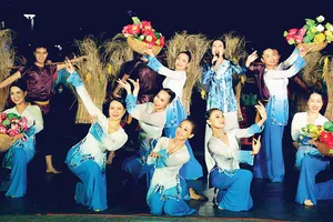 Trình diễn nghệ thuật tại phố đi bộ Nguyễn Huệ, quận 1. Ảnh: THÚY BÌNH