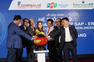 Lãnh đạo công ty DP Consulting và FPT nhấn nút khai trương hệ thống