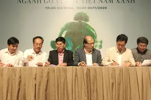 Đại diện Viforest và các hiệp hội, chi hội gỗ các tỉnh ký kết