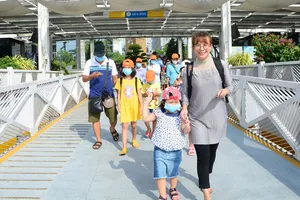 Du khách tham quan TPHCM. Ảnh: THI HỒNG