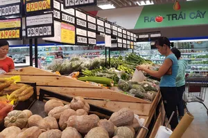 Hàng hóa giảm giá mạnh tại các kênh phân phối dịp cuối năm