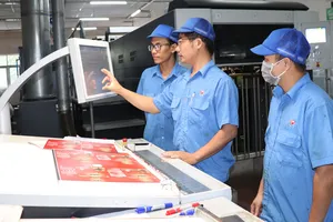 Nhờ cách đào tạo tại Công ty cổ phần In số 7, Lương Ngọc Thẩm (giữa) từ vị trí số 3 đã lên làm trưởng máy in thế hệ mới và được đi học tập tại Nhật. Ảnh: THÁI PHƯƠNG