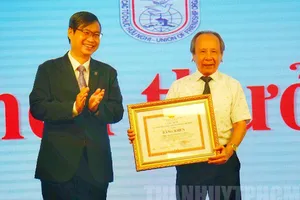 Chủ tịch HUFO Vương Đức Hoàng Quân trao Bằng khen cho các cá nhân. Ảnh theo thanhuytphcm