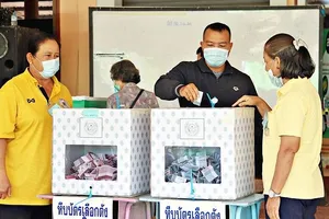 Các cử tri bỏ phiếu tại một điểm bỏ phiếu. Ảnh: Thairath