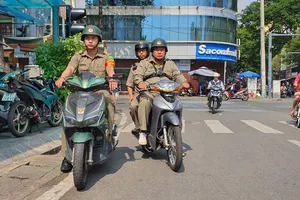 Bảo vệ dân phố phường Nguyễn Thái Bình, quận 1 tuần tra địa bàn. Ảnh: ĐOÀN HIỆP