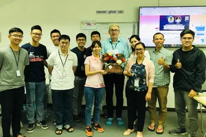 Ông Ray Kuschert hạnh phúc khi được các học viên tặng quà chúc mừng ngày 20-11. Ảnh: K.G