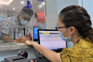 Người dân đăng ký khám chữa bệnh với app tích hợp tại BV Quận 7