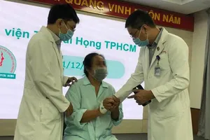 Lấy xương gà nằm trong phế quản bệnh nhân suốt 2 năm