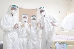 Blouse trắng tiến vào tâm dịch