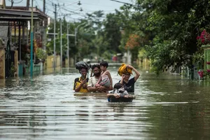 Người dân Indonesia sơ tán khỏi khu vực ngập lụt ở Gresik, Đông Java ngày 15-12-2020. Ảnh: AFP/TTXVN