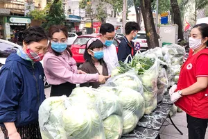 Người dân Hà Nội hưởng ứng  mua nông sản của Hải Dương. Ảnh: QUỐC KHÁNH