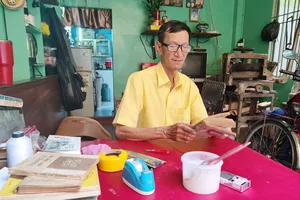 Ông Võ Văn Rạng hành nghề “chữa bệnh” cho sách cũ