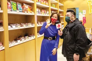 Cô Kim Yoon-sun, người Hàn Quốc sống tại Hong Kong, thành viên của HKSF, giới thiệu hiệu bánh truyền thống Yiu Fung thông qua chương trình thực tế ảo phát trong dịp Tết Nguyên đán 2021