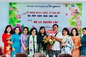 Ra mắt Ban Nhà văn nữ nhiệm kỳ 2020-2025. Ảnh: thanhuytphcm