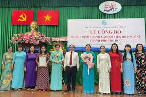 Chủ tịch Hội LHPN TPHCM Nguyễn Trần Phượng Trân và Phó Bí thư Thường trực Thành ủy TP Thủ Đức Nguyễn Phước Hưng trao quyết định thành lập Hội LHPN TP Thủ Đức. Ảnh: thanhuytphcm