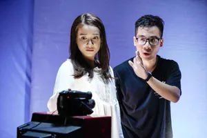 Nguyễn Hữu Hoàng hướng dẫn diễn xuất cho Nhã Phương trong Song song