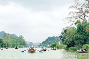 Du khách tấp nập đến chùa Hương trong ngày đầu mở cửa trở lại