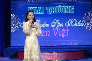 Nghệ sĩ Lệ Trinh tại Sân khấu Hội quán Sen Việt