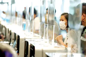 Người dân chờ tiêm vaccine Covid-19 tại Bangkok, Thái Lan