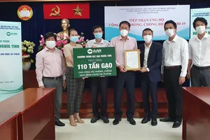 Tập đoàn Tân Long trao bảng tượng trưng ủng hộ 110 tấn gạo cho chương trình "Xe gạo nghĩa tình" của Báo SGGP