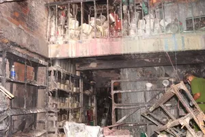 Hiện trường vụ cháy ngày 26-4 tại cửa hàng sơn số 693 Lý Thường Kiệt, phường 11, quận Tân Bình