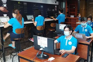 Các tình nguyện viên tiếp nhận thông tin cho chương trình  ATM nhà trọ và ATM việc làm cộng đồng