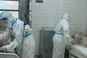 Bác sĩ tại Bệnh viện Thống Nhất chăm sóc và phục hồi chức năng cho bệnh nhân từng mắc Covid-19