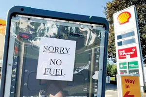 “Xin lỗi, hết xăng” là bảng thông báo xuất hiện tại các cây xăng trên khắp nước Anh. Ảnh: The Guardian