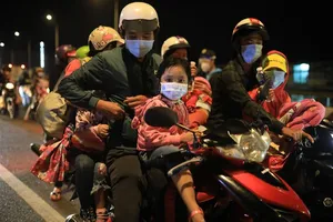 Người dân chạy xe xuyên đêm về miền Tây. Ảnh: CHÍ THẠCH