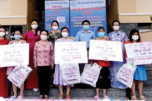 PGS-TS Trương Thị Hiền, Chủ tịch Hội nữ Trí thức TPHCM cùng đại diện Hội Liên hiệp Phụ nữ TPHCM, Báo SGGP  trao quà cho các thai phụ. Ảnh: VIỆT NGA