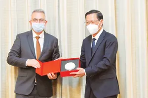 Thị trưởng Frankfurt trao quà lưu niệm tặng Chủ tịch UBND TPHCM