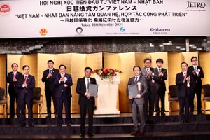 Ông Nguyễn Anh Tuấn, Chủ tịch Hội đồng thành viên Công ty TNHH quản lý khách sạn T&T và đại diện công ty Syskan trao biên bản hợp tác tư vấn xây dựng, quản lý, vận hành bệnh viện, nhà dưỡng lão chất lượng cao