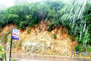 Mưa nặng hạt vào chiều 27-11 tại điểm sạt lở núi Vũng Chua - quốc lộ 1D cửa ngõ vào TP Quy Nhơn (tỉnh Bình Định) 