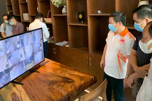 Phó Chủ tịch UBND TPHCM Dương Anh Đức kiểm tra việc giám sát người cách ly tại khách sạn Kim Cương Xanh (quận 1) 