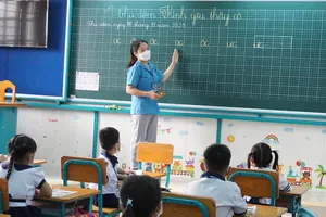 Cô Đỗ Trần Thanh Thi và học sinh lớp 1.1 Trường tiểu học Thạnh An, huyện Cần Giờ (TPHCM) trở lại trường học từ ngày 20-10. Ảnh: HOÀNG HÙNG