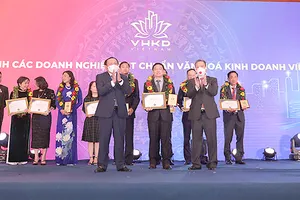 Chủ tịch HĐQT Công ty CP Tập đoàn Xây dựng Hòa Bình Lê Viết Hải (giữa) nhận chứng nhận Giải thưởng