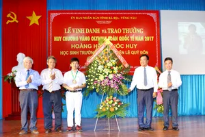 Em Hoàng Hữu Quốc Huy, Trường THPT chuyên Lê Quý Đôn (phường 11, TP Vũng Tàu) giành huy chương vàng tại kỳ thi Olympic Toán học quốc tế năm 2017. Ảnh: Báo BRVT