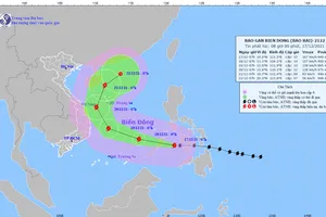 Đường đi của bão RAI khi vào Biển Đông. Ảnh: TTDBKTTVQG