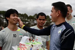 HLV Kiatisak chúc mừng sinh nhật tuổi 26 của Công Phượng. Ảnh: DŨNG PHƯƠNG