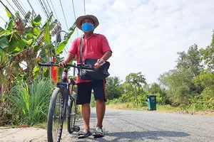 Anh Năm Nhỏ hàng ngày đi bán vé số, để dành tiền lời làm từ thiện