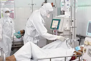 Bác sĩ tuyến đầu đang thăm khám bệnh nhân điều trị Covid-19 tại Bệnh viện Trưng Vương, quận 10, TPHCM. Ảnh: HOÀNG HÙNG