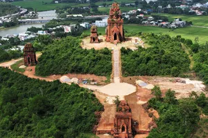 Một khoảng cây rừng lá thấp, cỏ, đá cuội bị san ủi trắng tại vùng lõi di tích cụm tháp Chăm Bánh Ít. Ảnh: NGỌC OAI