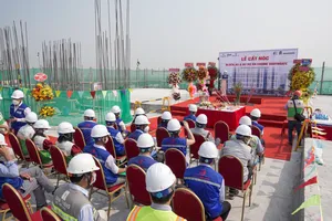 Dự án căn hộ “vừa túi tiền” EHome Southgate cất nóc