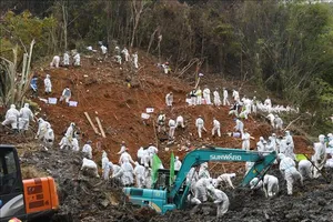 Lực lượng cứu hộ tìm kiếm thi thể các nạn nhân và khắc phục hậu quả vụ tai nạn máy bay Boeing 737-800 của Hãng China Eastern Airlines tại thành phố Ngô Châu, tỉnh Quảng Tây, Trung Quốc ngày 25-3-2022. Ảnh: THX/TTXVN