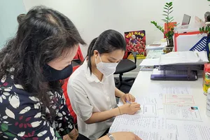 Ở nhiều cơ sở Đảng, việc hướng dẫn quần chúng ưu tú hoàn thiện hồ sơ kết nạp Đảng đã gọn nhẹ hơn  nhờ cải cách hành chính trong Đảng