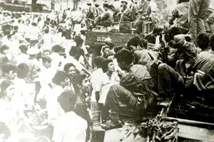 Nhân dân Sài Gòn đón mừng quân Giải phóng ngày 30-4-1975