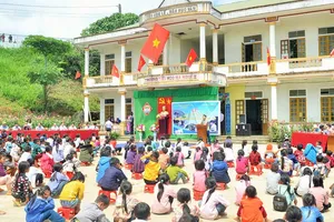 Toàn cảnh buổi trao quà tại Trường Tiểu học Na Ngoi 2, huyện Kỳ Sơn. Ảnh: HOÀNG VĨNH