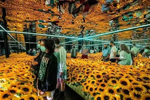 Khám phá ảo ảnh ánh sáng trong không gian bức Sunflower